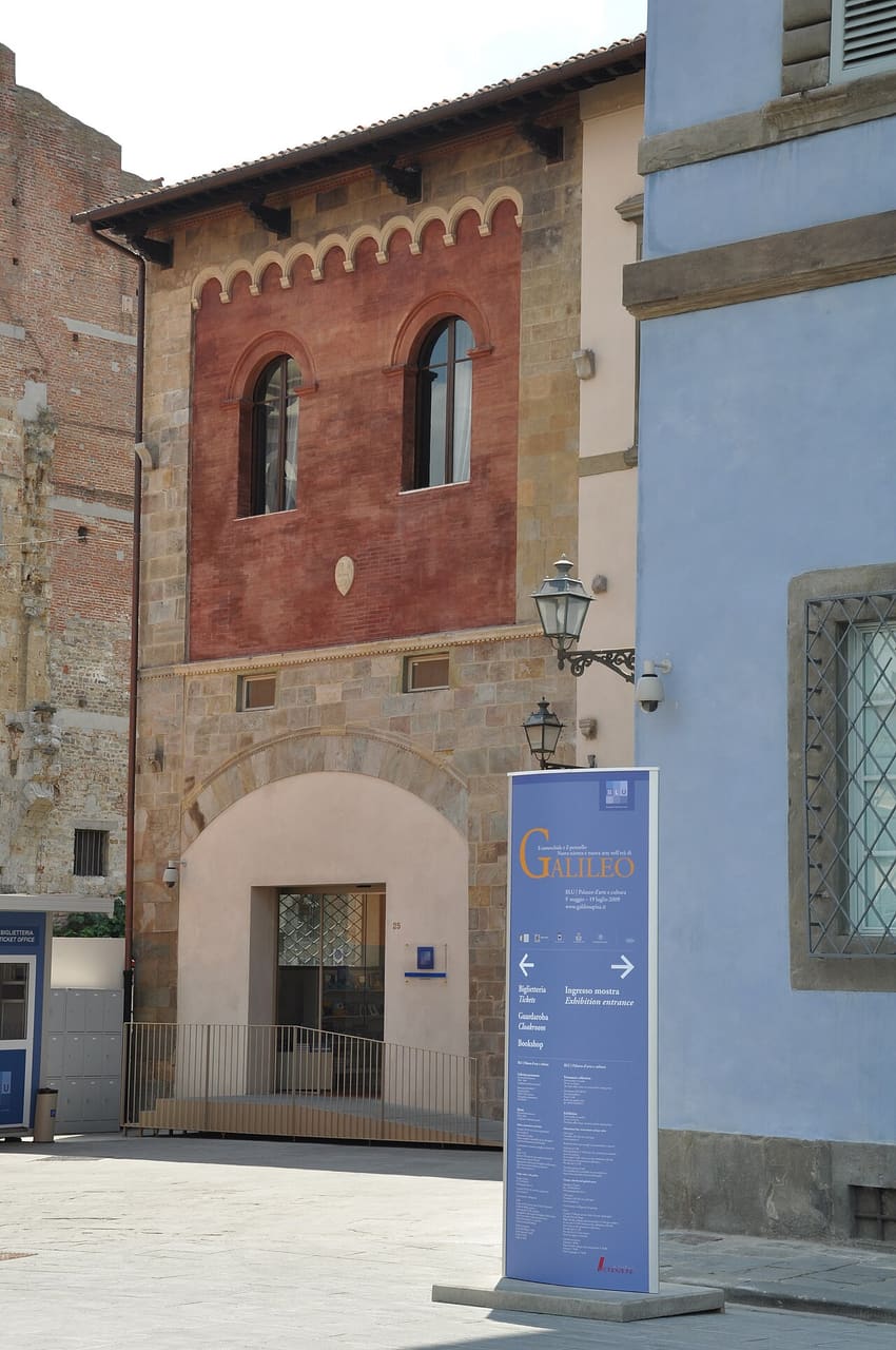La facciata azzurra di Palazzo Blu sul Lungarno Gambacorti