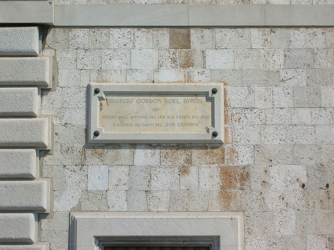 La lapide che ricorda il soggiorno di Lord Byron a Palazzo Toscanelli