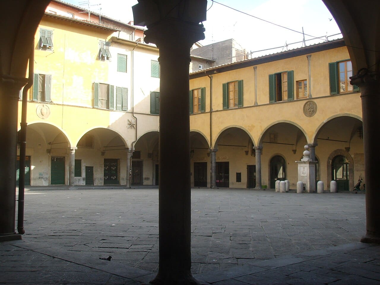 Piazza delle Vettovaglie con i portici e i tavolini