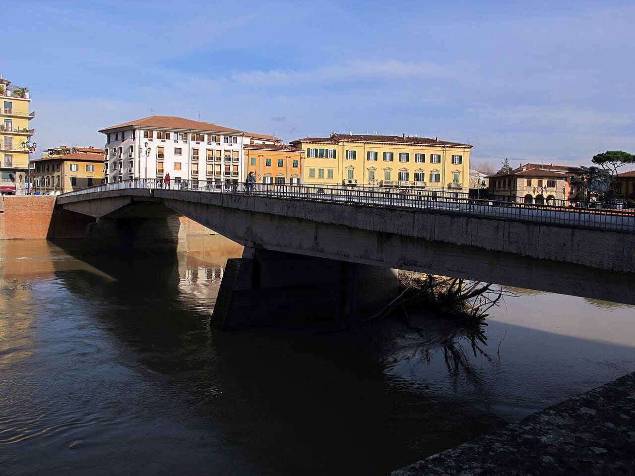 Ponte della Fortezza sull'Arno visto dalla riva occidentale